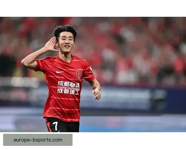 吴曦力压韦世豪时隔五年再夺中国金球奖见证老将坚持与荣耀归来时刻